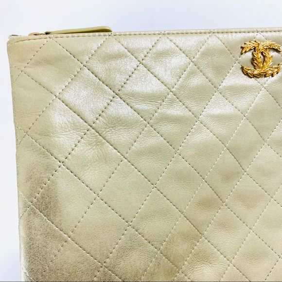 Large Chanel O Case - Picture 2 of 8